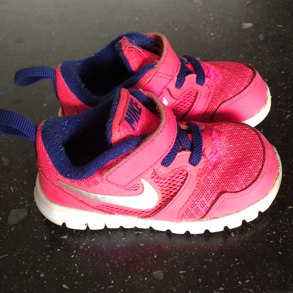 Toddler Girls Nike Revolution sneaker, size 6T